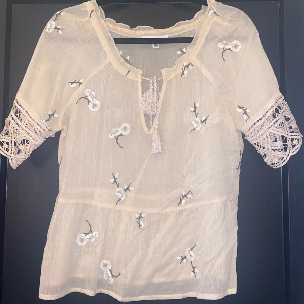 BB Dakota light blush floral top